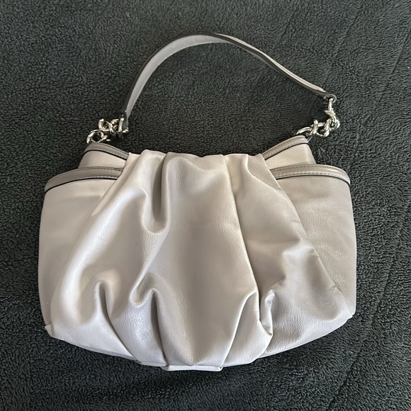 Simply Vera by Vera Wang gray faux leather purse with chain detail - Picture 2 of 6
